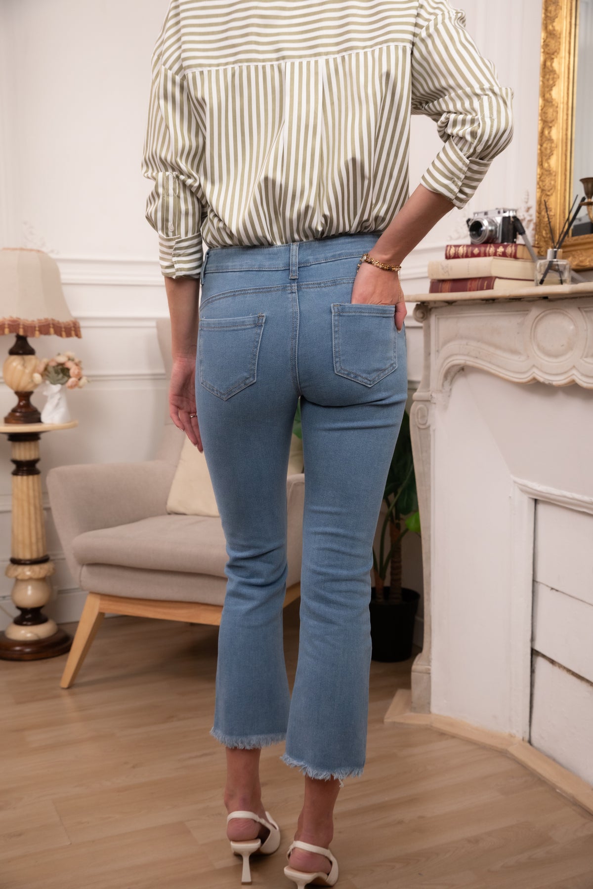 Jean flare mi-long à frange