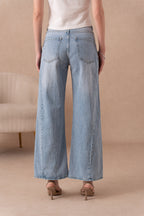 Jean large avec couture côté