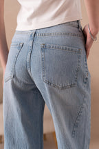 Jean large avec couture côté