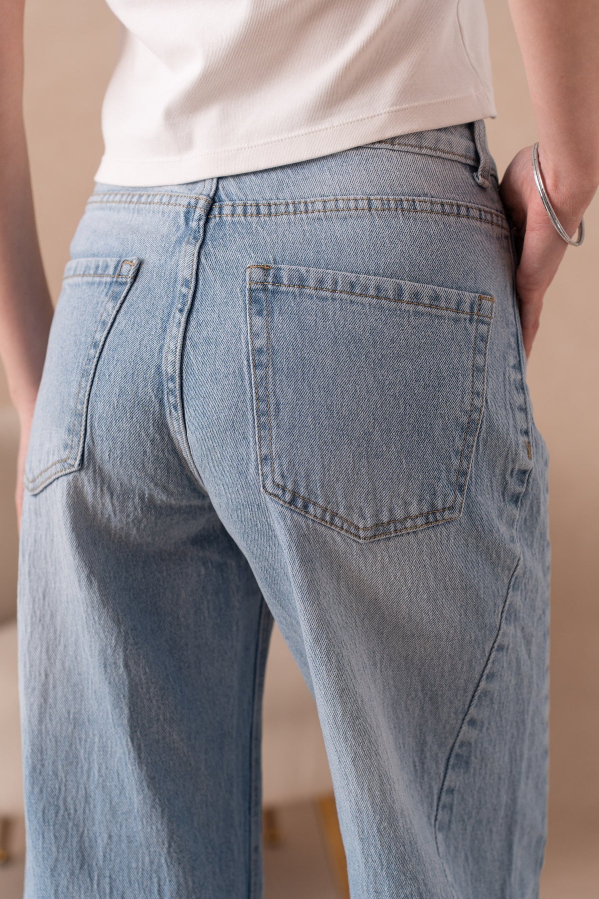 Jean large avec couture côté